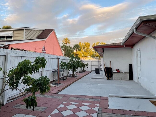 Building Photo - 8303 Lopez Dr