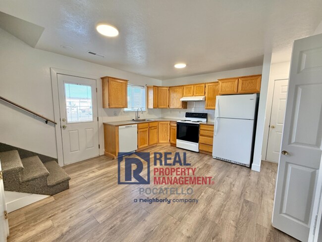 Building Photo - 3 Bedroom 1.5 Bath Apartment - 1 car garage