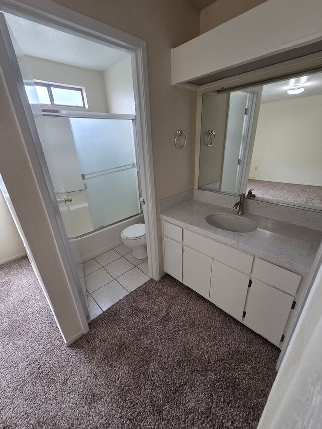 Building Photo - Available Now!! Delightful 2 bedroom, 2.5 bath condo!!