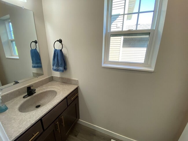 Building Photo - 4 bed, 3.5 Bath Single Family Home (Middle...