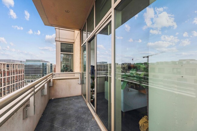 Building Photo - Stunning 2BR 2BA Corner Condo Blocks from ...