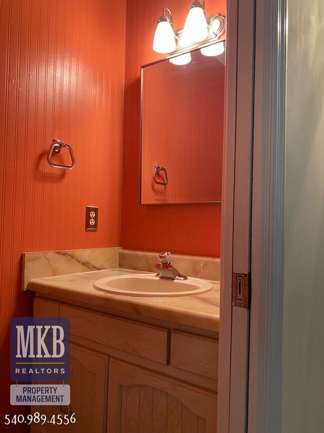 Building Photo - Beautiful Townhouse Located in the Stonehenge Neighborhood