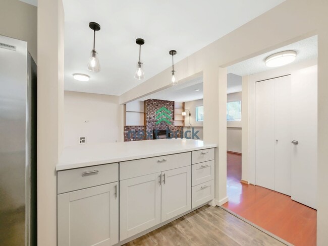 Building Photo - 5 Bed and 3 Bath Single-family Home Availa...