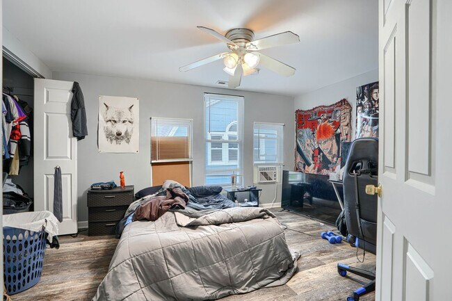 Building Photo - 304 Collins Ave