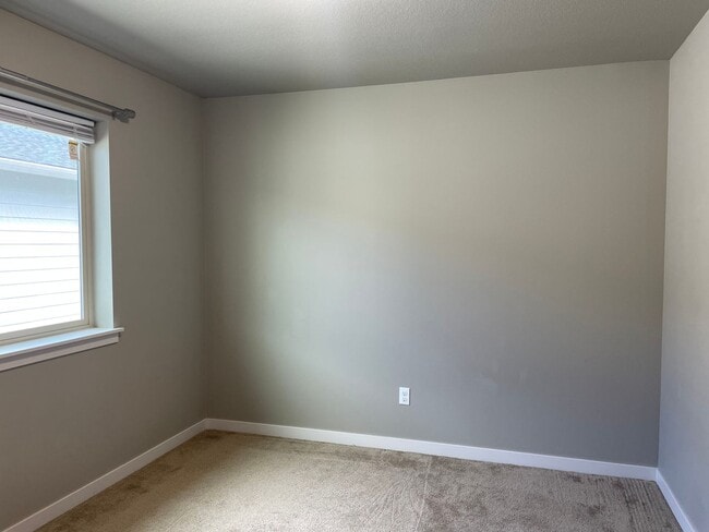 Building Photo - Goregous 3 Bedroom Home Ready for Hot Summ...