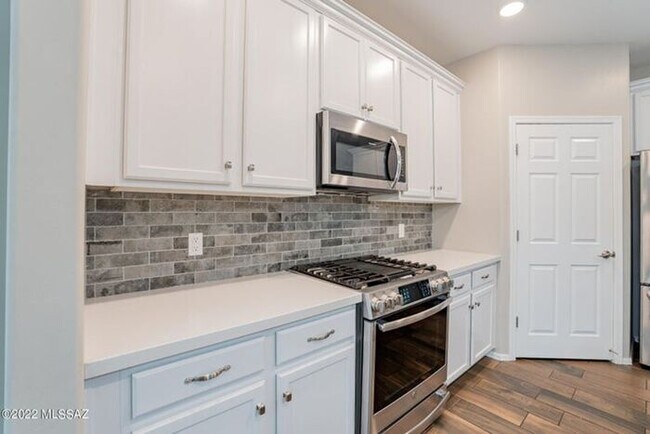 Building Photo - 9848 N Howling Wolf Rd