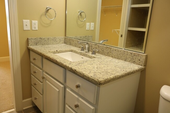 Building Photo - Wonderful Upscale condo loft apartment available for the best in convenient living.