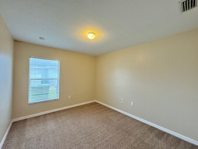 Building Photo - Gated Community of Mandolin