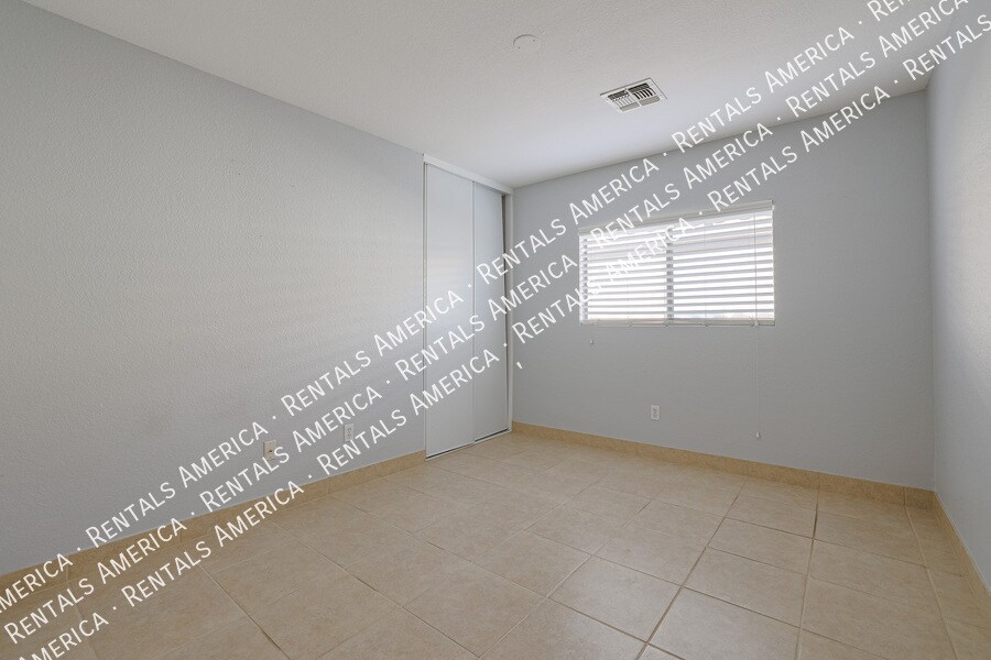 Building Photo - 1324 S Mosley Ct