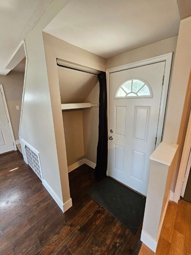 Building Photo - 3-Bedroom Shelby Twp Home on Spacious Lot with Large 2 Car Garage. Laminate Flooring on Main Floo...