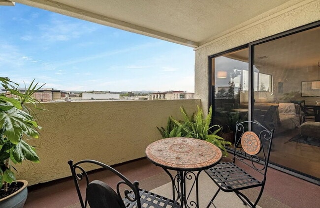 Building Photo - Move in and enjoy this amazingly located P...
