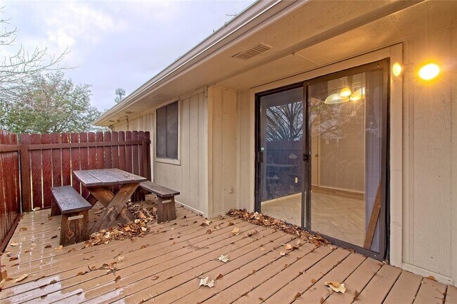 Building Photo - 1007 Markham Ln
