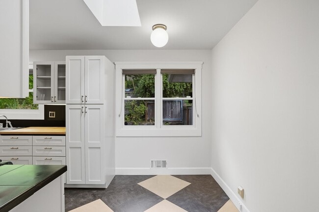 Building Photo - SW Portland!! Stunning 4-Bedroom Home with...