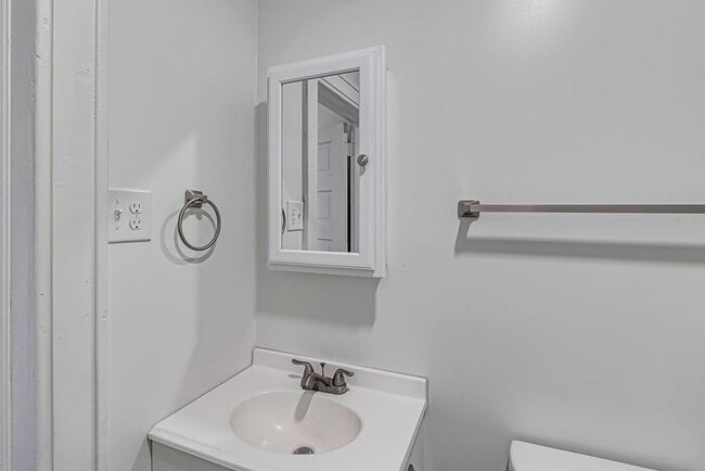 Building Photo - Renovated Upstairs 2-Bedroom, 2-Bath Apartment in Prime Downtown Location with 2 Office Spaces!