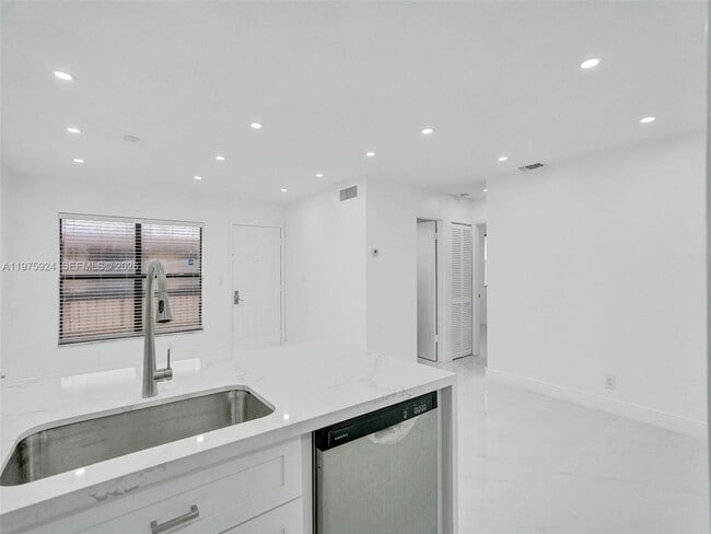 Building Photo - 10051 Winding Lake Rd