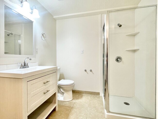 Building Photo - Lovely Sandy Home in Well Kept Neighborhood!