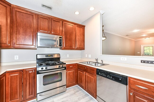 Building Photo - 2 Bed 2 Bath Townhome in Broad Ripple! Nature Trails!