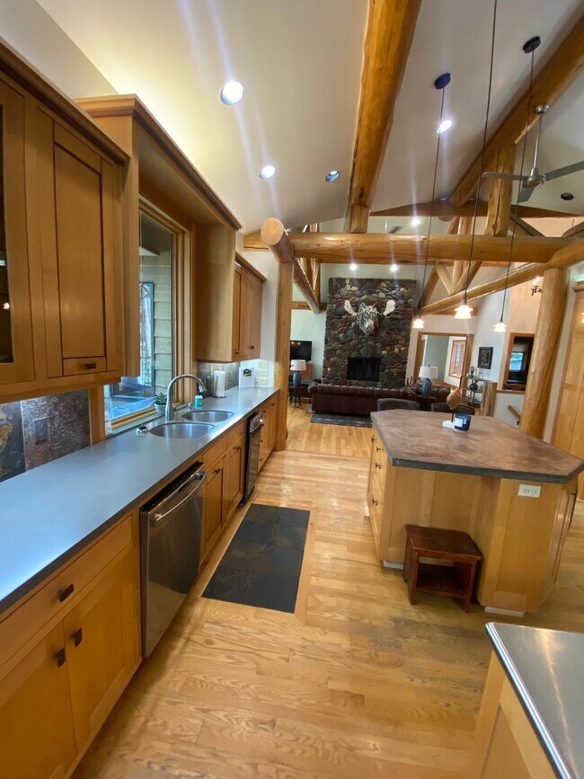 Building Photo - Hidden Whitefish Lake 3 bedroom Furnished ...