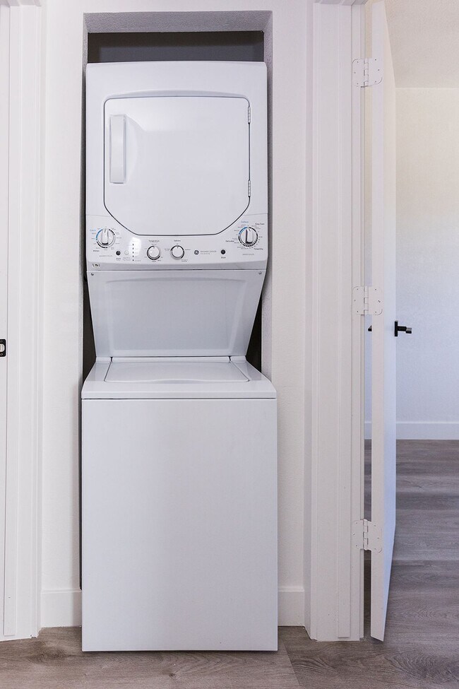 Building Photo - Cozy Ground Level 3 bedroom | 1 Bath in Mi...