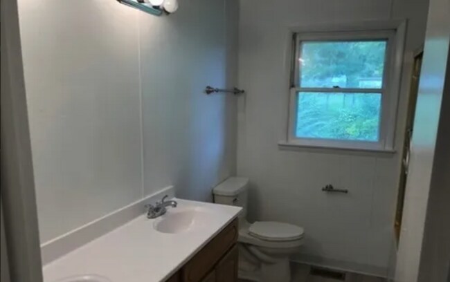 Building Photo - 3 bd/2 bth w/huge bonus room. Fenced yard