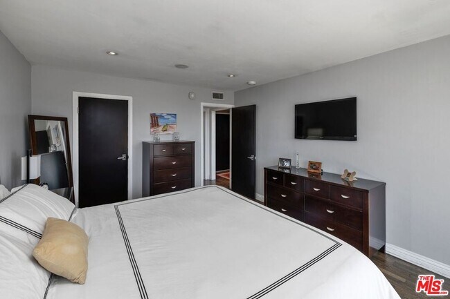 Building Photo - 2260 N Cahuenga Blvd