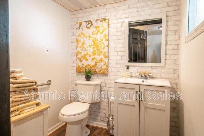 Building Photo - 714 E Jefferson St