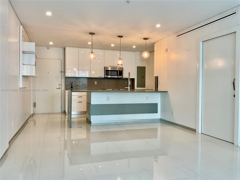 Building Photo - 3001 S Ocean Dr