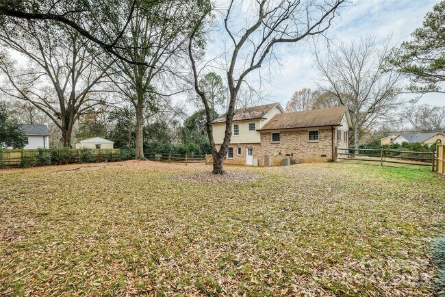 Building Photo - 7029 Yorktowne Dr