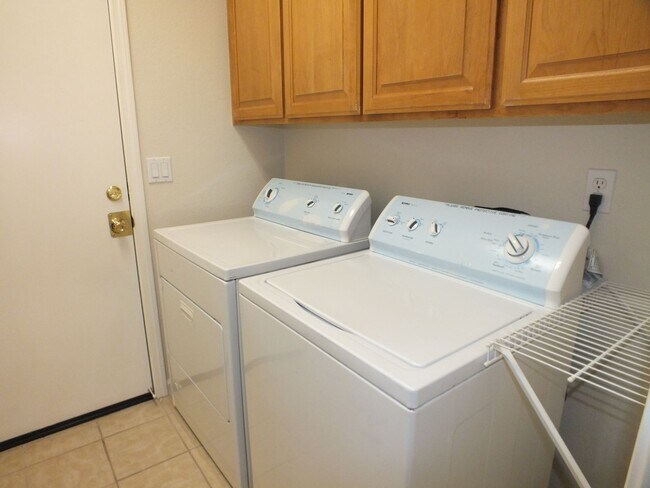 Building Photo - 3/2 Folsom Broadstone Village with outdoor...