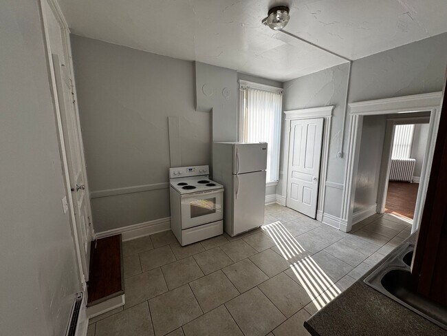 Building Photo - Large 2 Bedroom Apartment