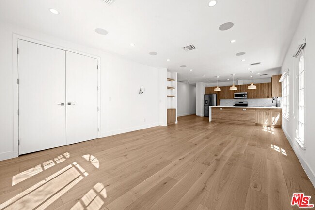 Primary Photo - 424 N Gardner St