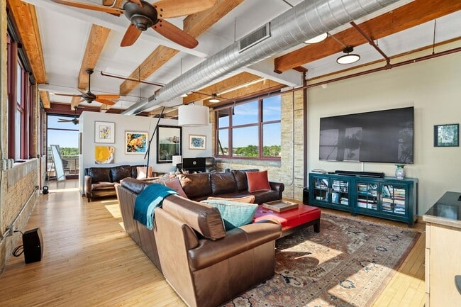 Building Photo - 215 W Maple St