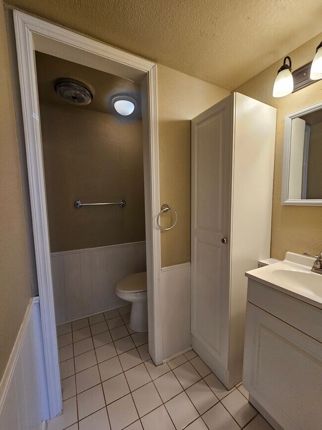 Building Photo - (2) Bed/2.5 (Bath)Townhome! Pool Access!