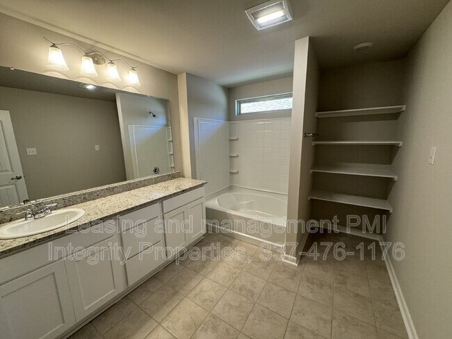 Building Photo - 231 S Lakepointe Dr