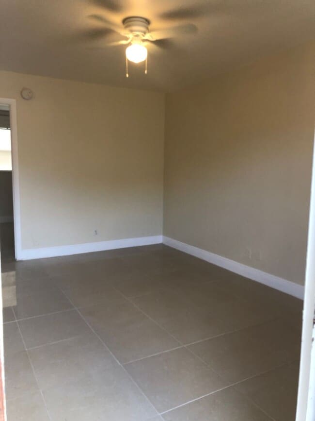 Building Photo - Nice 1-1 Condo Apartment with Central AC, Pool, & Laundry