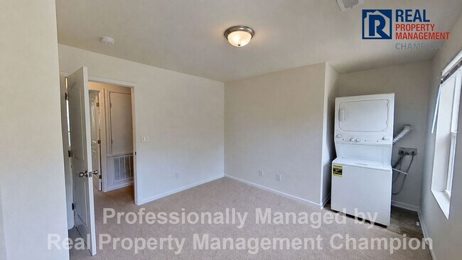 Building Photo - 3 BD/1.5 BA Home with Fresh Paint and New Carpet!