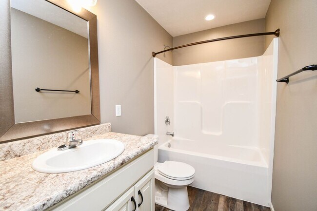 Building Photo - 5 Bedroom 3 Bathroom Single Family Home North Sioux Falls!