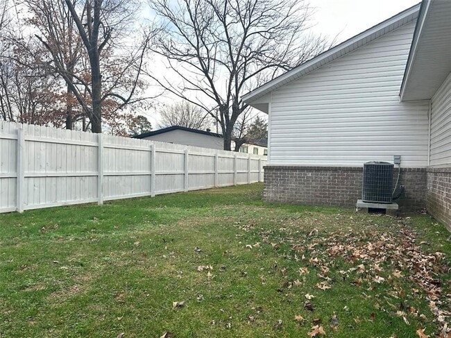 Building Photo - 807 Maple Dr