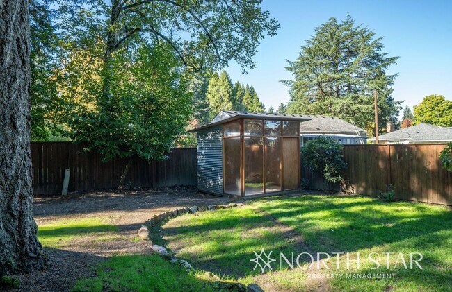 Building Photo - Charming One Level Home In The Four Season...