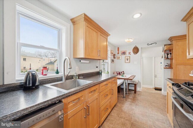 Building Photo - 407 Emerald St