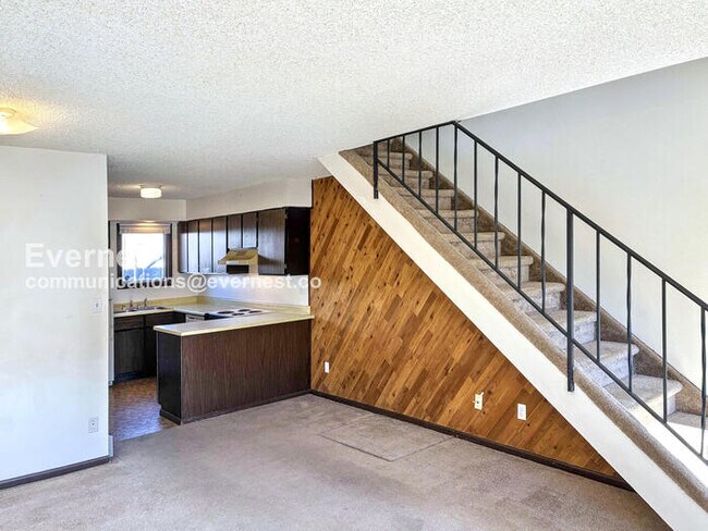 Building Photo - 2 Bed/1.5 Townhome with Carport / Availabl...