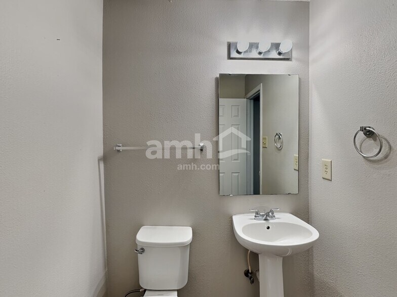 Building Photo - 6860 Maywood Cir
