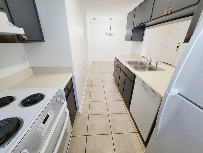 Building Photo - CLASSY NE 2/1.5 w/ Vaulted Ceilings, Privacy Fenced Yard, Washer/Dryer, & Walk in Closets! Availa...