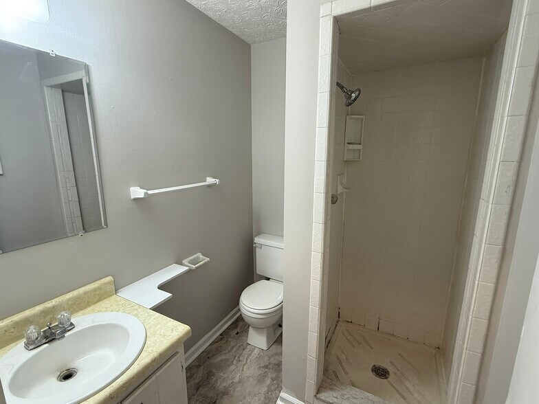 Building Photo - 8175 Old Farm Ln