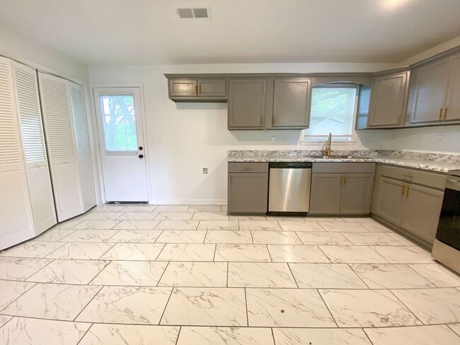 Building Photo - 4 bedroom, 2 bathroom in Southaven recentl...