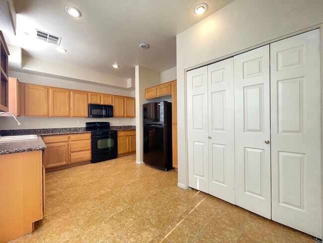 Building Photo - 3 Bedroom 2 1/2 Bath Home - Kitchen w/Gran...