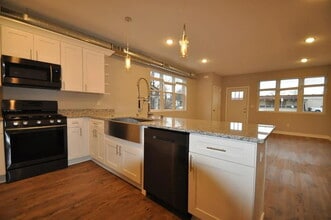 Building Photo - Spacious 2 Bedroom 2 Bathroom On the Greenway!