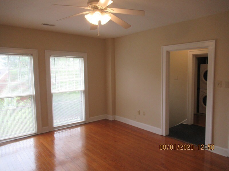 Building Photo - 719 E 7th St