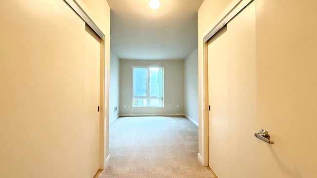 Building Photo - Large Downtown Oakland Two Bedroom Condomi...