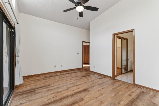 Building Photo - 6016 Pompano St